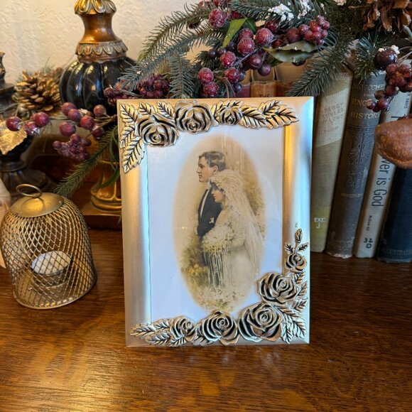 Vintage Frame with 3D Roses and Wedding Picture - Picture 4 of 13